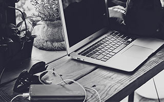 杏彩体育APP-老马遗体告别前女友被拒 白发前经纪人和弟弟抬棺