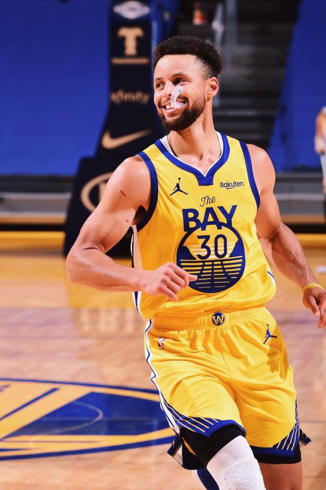 62分！库里重启日天模式！勇士想赢球这并非最优解